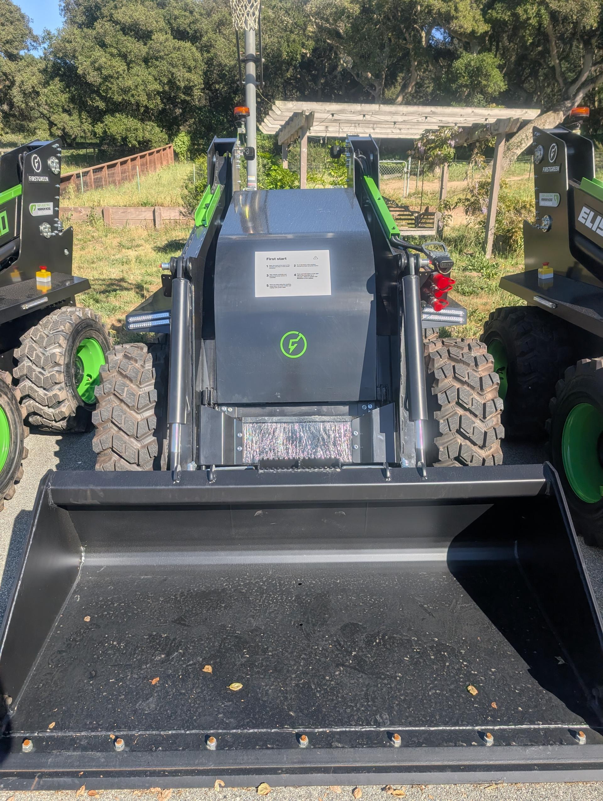 FirstGreen Elise 1200 CBL front view with bucket